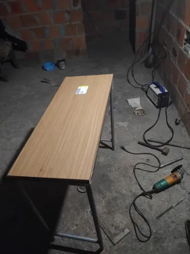 Prateleiras bancdas escrivaninha etc