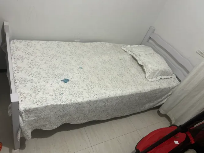 Cama para criança com suporte de segurança 