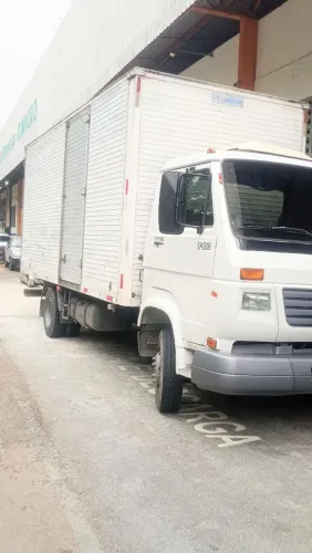 Caminhão transporte fechado baú mudança