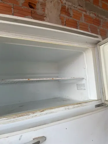 GELADEIRA À VENDA - COM DEFEITO