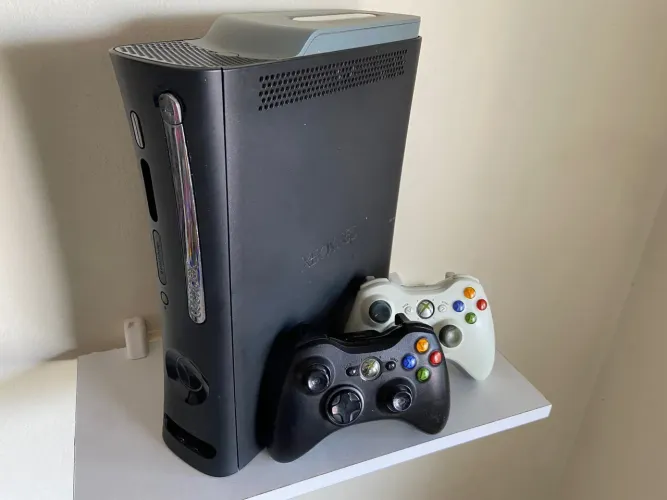 Xbox 360 2 controles a bandeija de cd não tá abrindo 