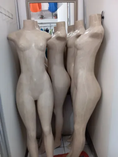 Manequins masculino e feminino, busto e meio corpo