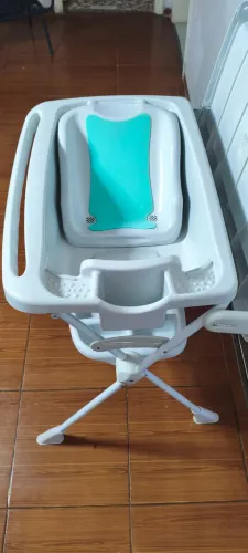 Vende-se Banheira com Trocador Splash Burigotto · Prática com trocador acolchoado