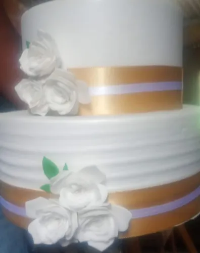 Vendo bolo fake novinho nunca usado casamento 
