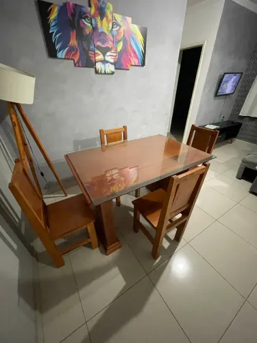 Mesa de jantar em madeira maciça 