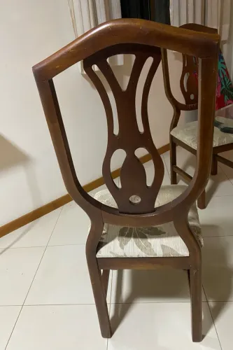 Cadeira de madeira com assento estofado $160