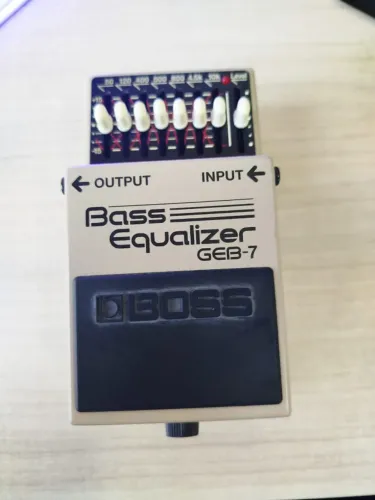 Pedal de efeito Boss Bass Equalizer GEB-7 cinza