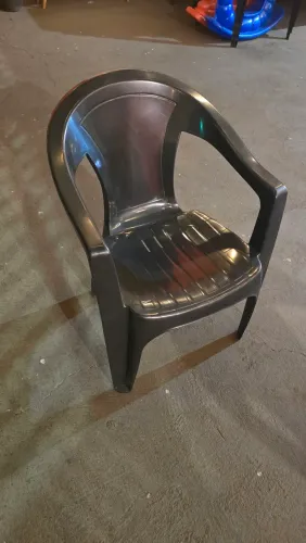 Cadeiras pretas de plástico