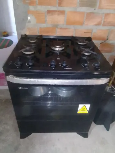 Vendo esse fogão e essa caixa de som com 10 meses de uso