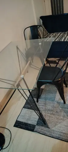 Mesa de vidro TokStok com duas cadeiras. Novíssima!