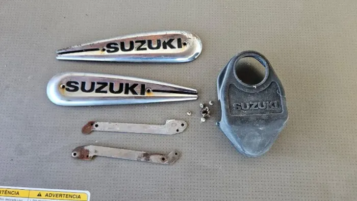 Escudo da Marca Suzuki para tanque de combustível