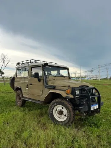 Toyota Band.Jipe Cap.de Aço Chas. Longo Diesel 1985