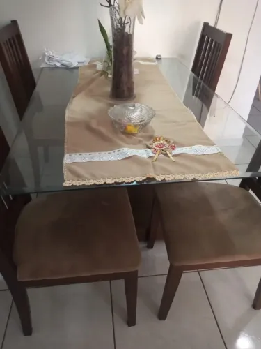 mesa de jantar com vidro e quatro cadeiras