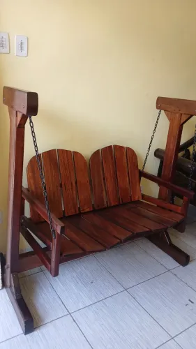 Namoradeira toda de madeira pura muito linda