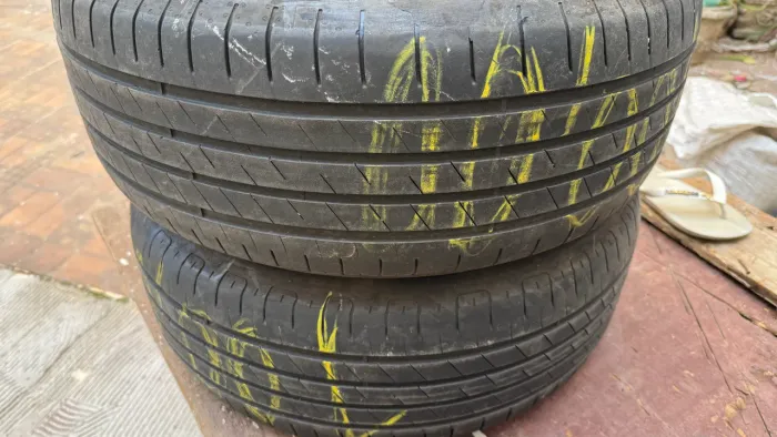 Par pneus Goodyear Eagle Touring 205/50R17 205/50/17