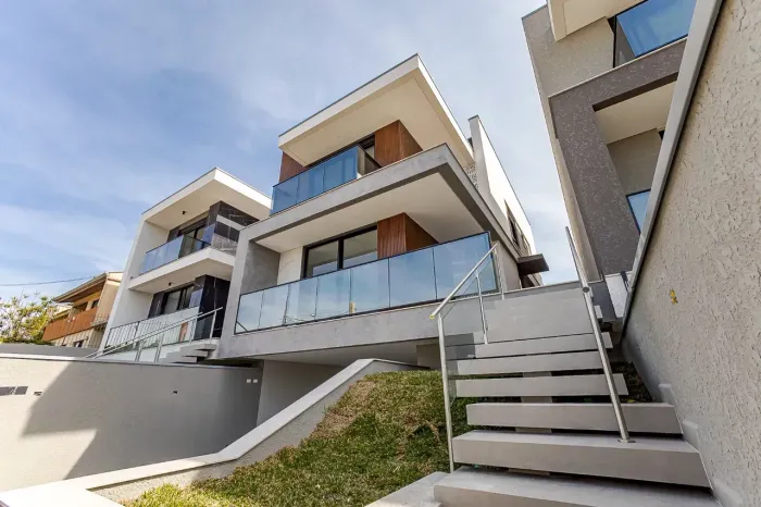 Casa / Sobrado de 246 m² com 4 quartos (Suites) no Vista Alegre - Curitiba