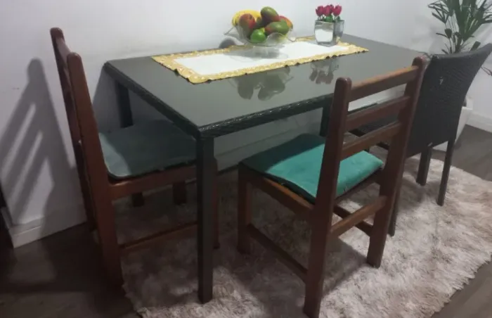 Mesa de Jantar com 4 cadeiras. 
