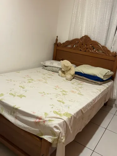 Cama de casal de madeira maciça com colchão 