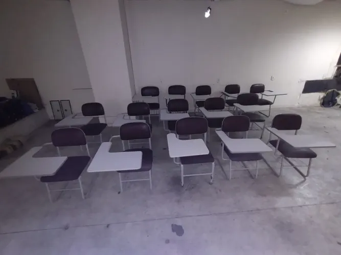 Cadeiras escolares com mesa acoplada
