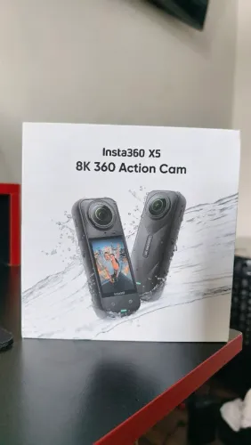 Insta360 X5 acompanhada da Invisible Dive Case