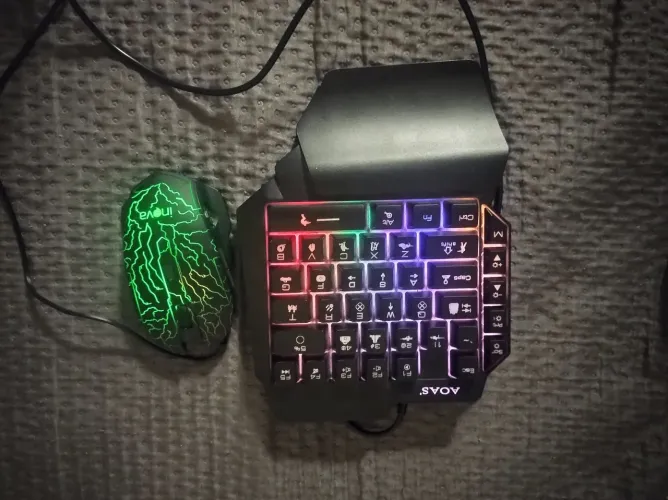 Teclado de uma mão gamer e mause 