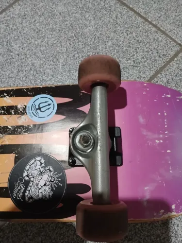 Vende-se skate e capacete.