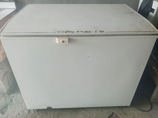 vendo freezer 305litros.