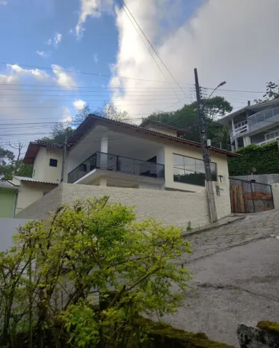 Casa para Alugar com 5 quartos e 4 vagas de garagem.