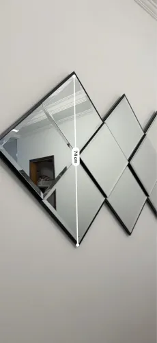 Espelho decorativo moderno com acabamento bisotado e moldura.