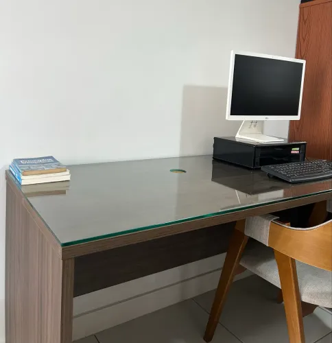 Mesa de madeira com tampo de vidro