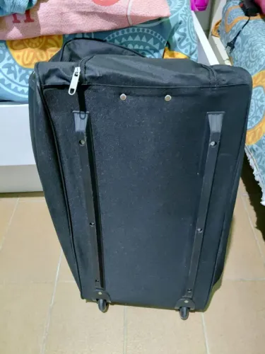 BOLSA MARCA SENTINI , COM RODINHAS. COR PRETA