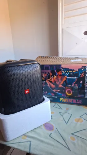 Caixa jbl essencial, estado de zero bateria 100%