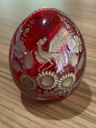 Ovo Fabergé em Cristal rubi russo, com lapidações
