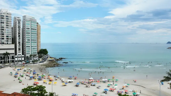 Apartamento A VENDA NO GUARUJA, frente ao mar na praia das Pitangueiras.