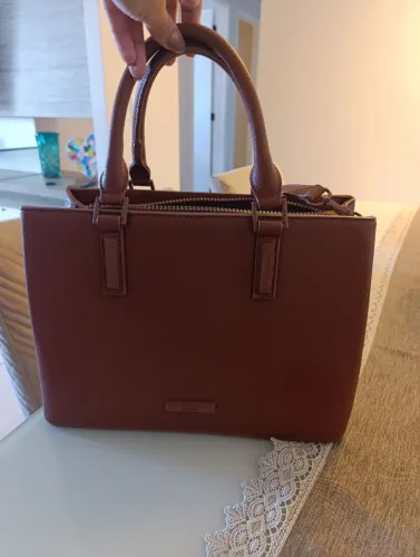 Bolsa Santa Lolla em perfeito estado, com alça transversal