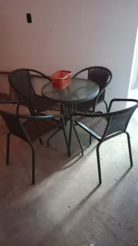 Mesa Redonda Para Jardim com 4 cadeiras, Estrutura Em Aço C/ Vidro Temperado