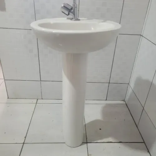 Pia de Banheiro com Coluna e Torneira