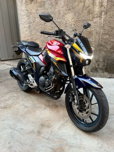 Moto FZ25 modelo Thor 2024