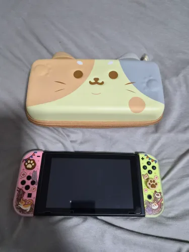 Nintendo Switch semiusado BLOQUEADO, na caixa, com dois controles e vários acessorios.