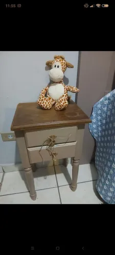 Criado de madeira maciça