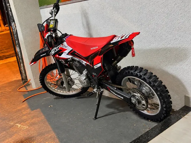 ? Honda CRF 250F 2023 ? Muito nova