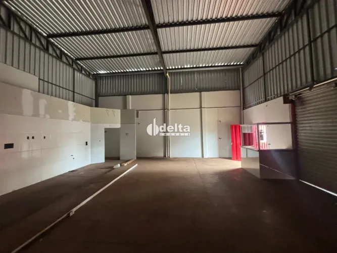 Galpão comercial disponível para locação no bairro Jardim Europa em Uberlândia-MG