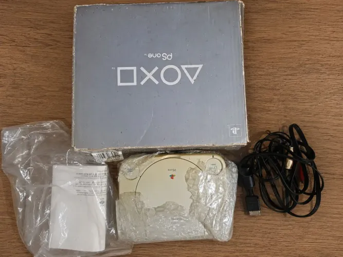 Playstation 1 com caixa, manual e fios todos originais!!!
