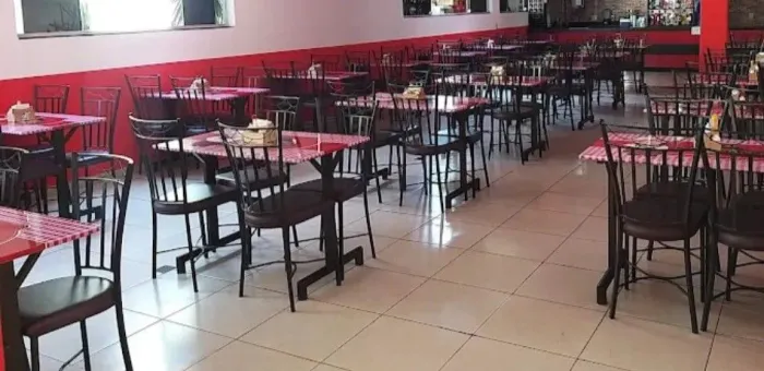 Mesas na pedra mármore com 4 cadeiras