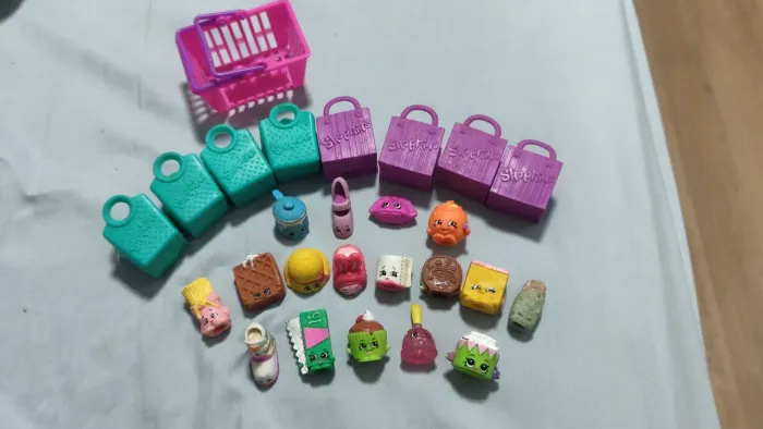 Lote de Shopkins<br>1 cestinha <br>4 sacolas verdes <br>4 sacolas roxas <br>17 Shopkins <br>R$ 70,00