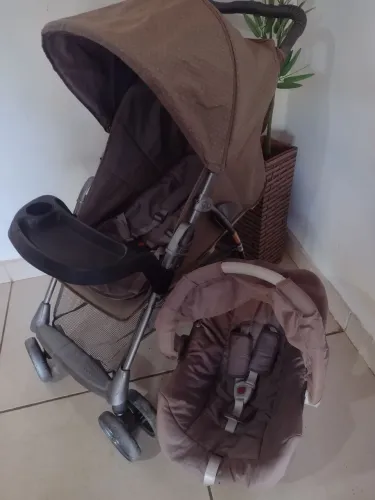 Carrinho com bebê conforto 