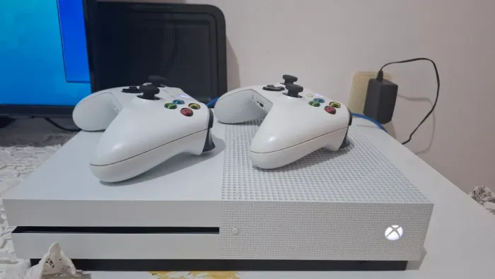 XBOX ONE S 700GB + 2 CONTROLES ORIGINAIS 