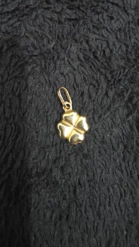 Lindo pingente trevo 4 folhas em ouro 18k
