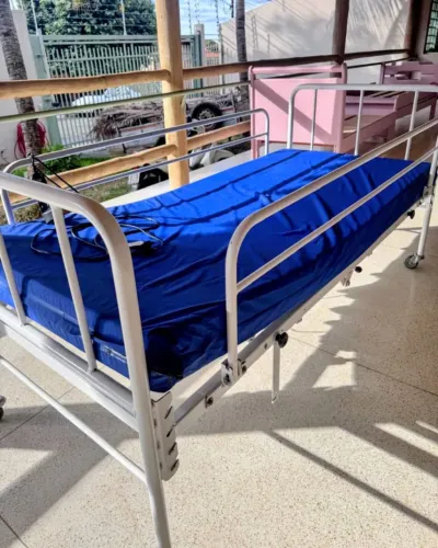 Cama hospitalar Elétrica semi nova + Colchão 