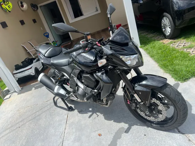 Z750 bem conservada